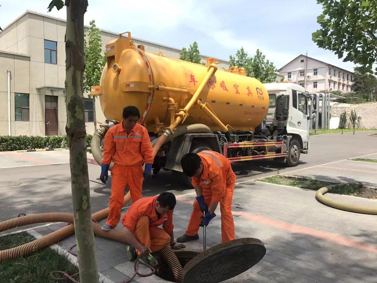 三门峡管道疏通车停在窨井附近